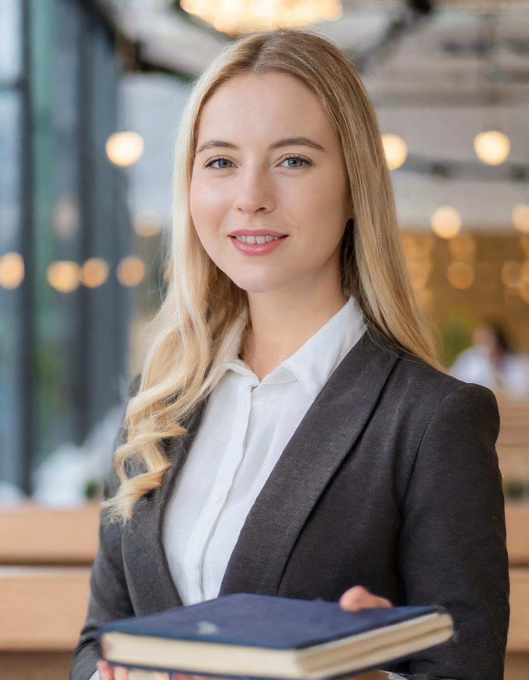 Porträt einer Projektmanagerin bei einem Meeting